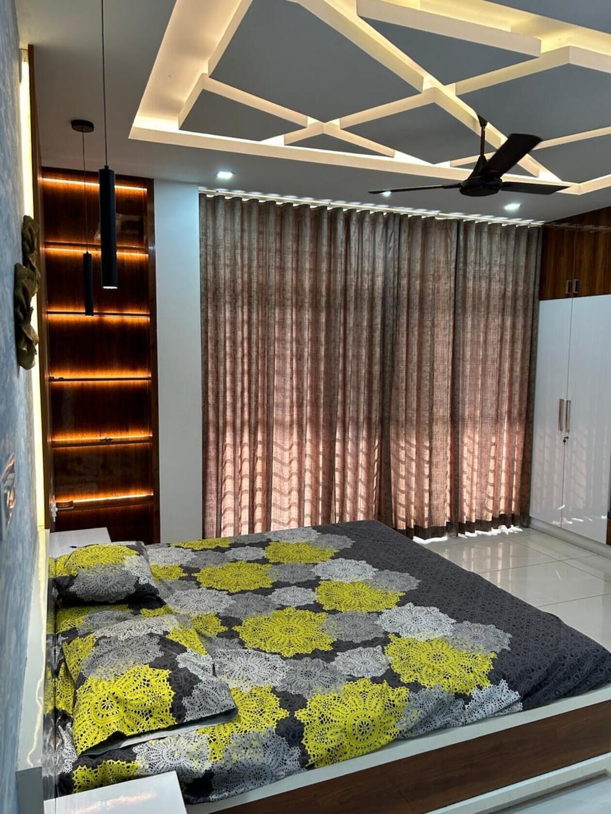 Een strijkplank/strijkijzer, wifi, beddengoed