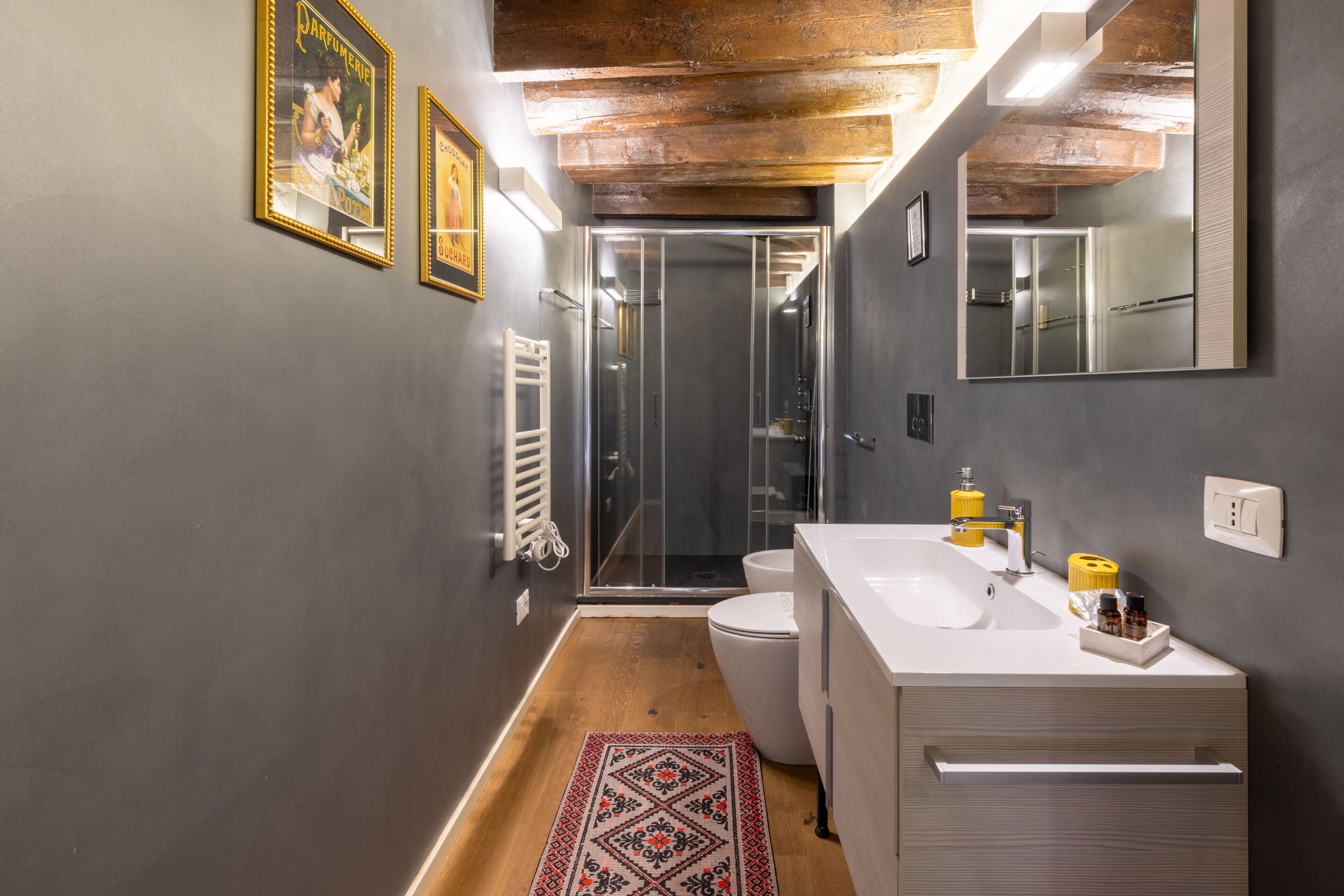 Une salle de bain moderne équipée d’une douche, de toilettes et d’un lavabo.