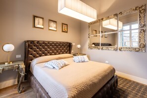 Escritorio, wifi gratis y ropa de cama 