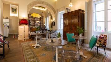 Tägliches inbegriffenes Frühstücksbuffet