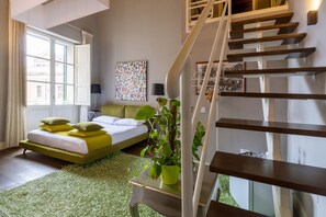 Escritorio, wifi gratis y ropa de cama 