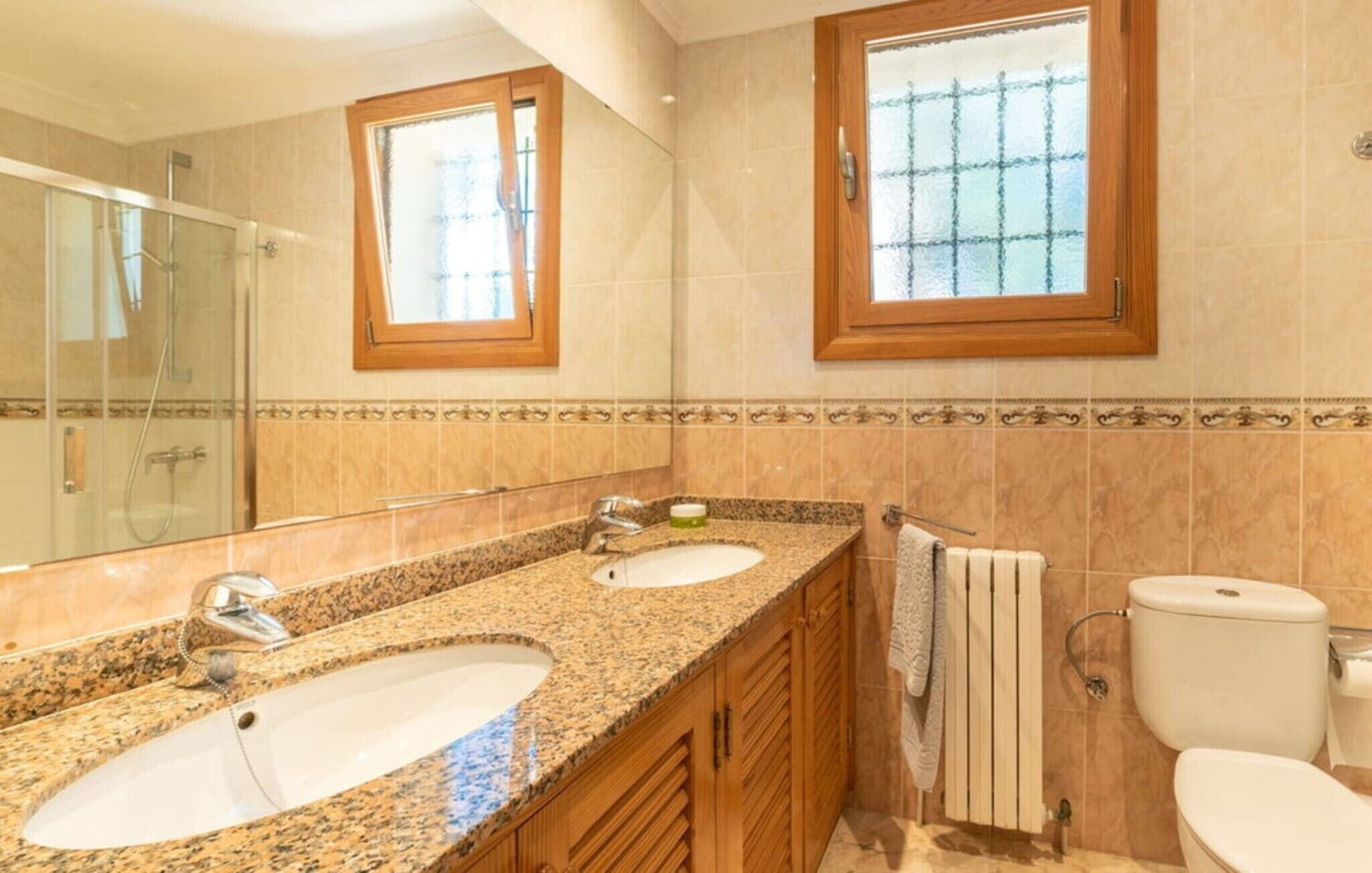 Een douche, gratis toiletartikelen, een haardroger, handdoeken