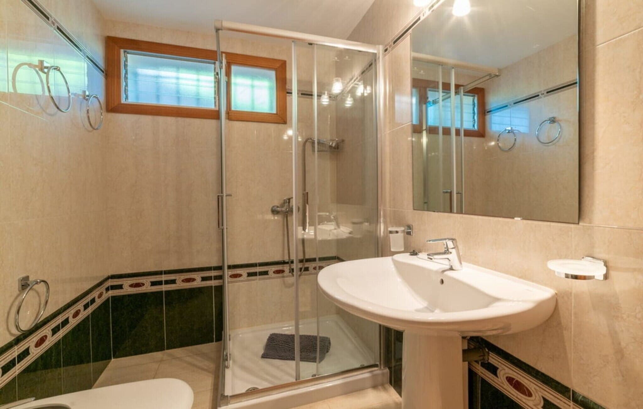 Regadera, amenidades de baño gratuitas, secadora de cabello, toallas 