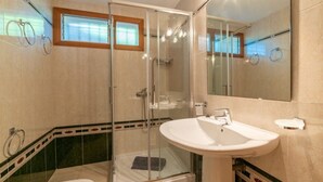 A bathroom with a glass-enclosed shower, a sink, and a toilet. - Holiday Home 'Sa Trona' with Sea Views, Private Terrace and Wi-Fi (Cala Santanyi - Santanyi)