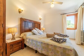 Desk, iron/ironing board, WiFi, bed sheets