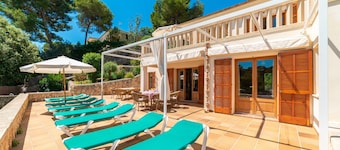 Holiday Home 'Sa Trona' with Sea Views, Private Terrace and Wi-Fi