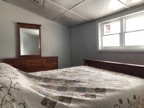 Room - Historic West Utica Bungalow. Close to Utica University, Wynn Hospital & Nexus (Utica)