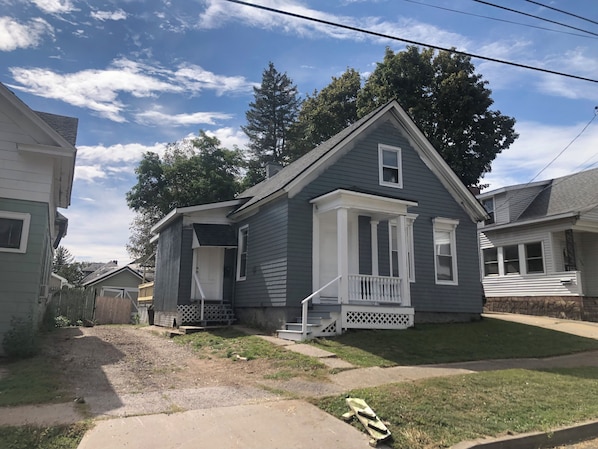 Exterior - Historic West Utica Bungalow. Close to Utica University, Wynn Hospital & Nexus (Utica)