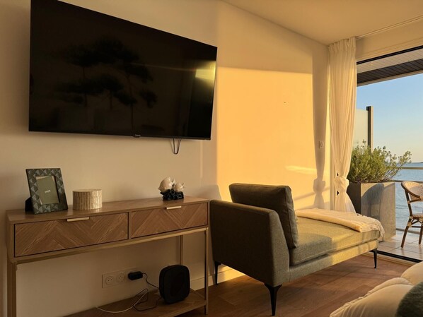 Living area - Valinor Beach Studio – Balcony & Sea View (Concarneau)