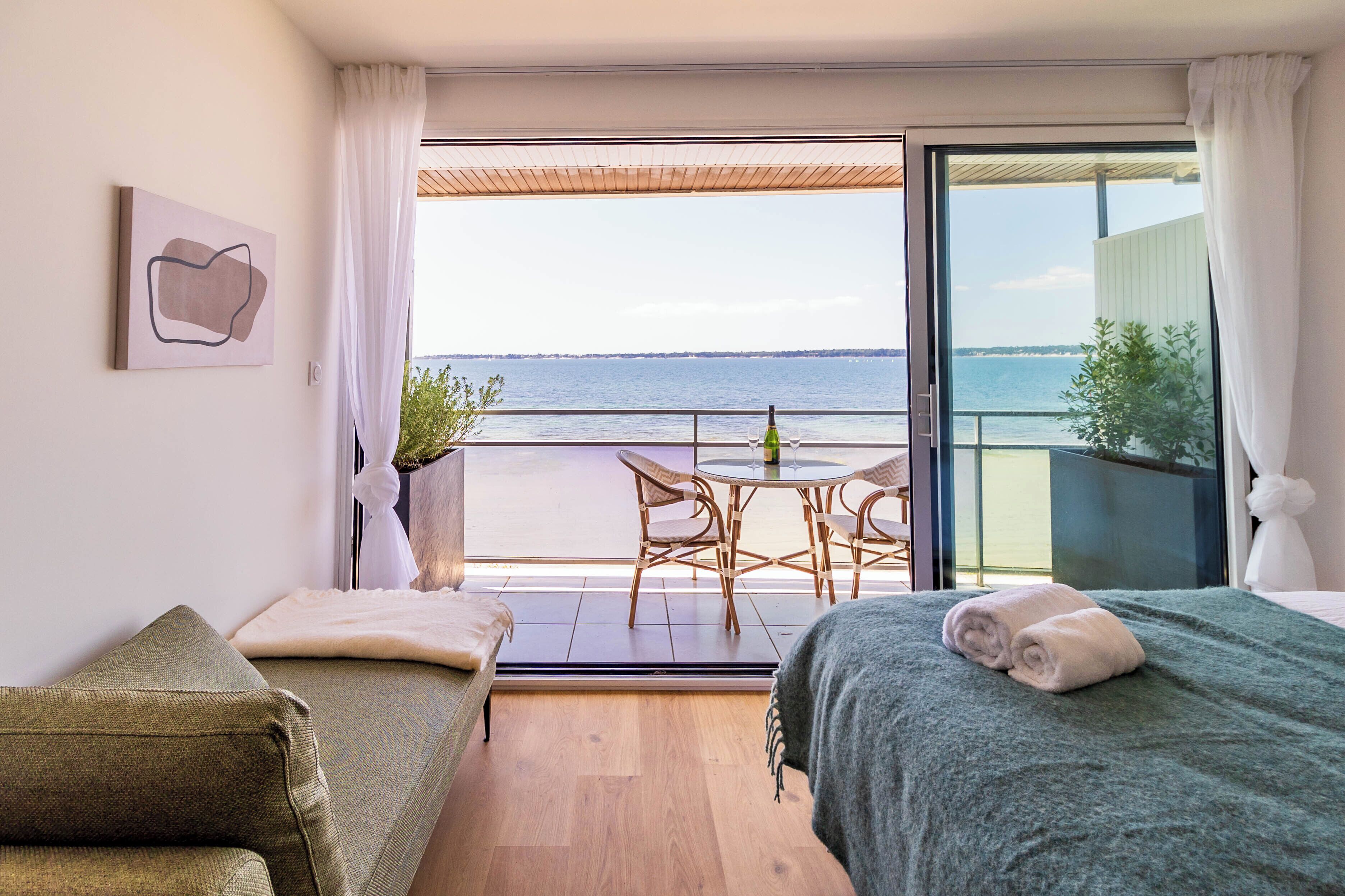 Escritorio, cuna de viaje, wifi gratis y ropa de cama 