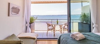 Valinor Beach Studio – Balcony & Sea View