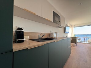 Réfrigérateur, four à micro-ondes, un four, surface de cuisson