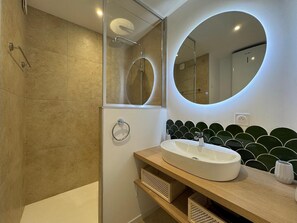 Dusche, Haartrockner, Handtücher, Seife