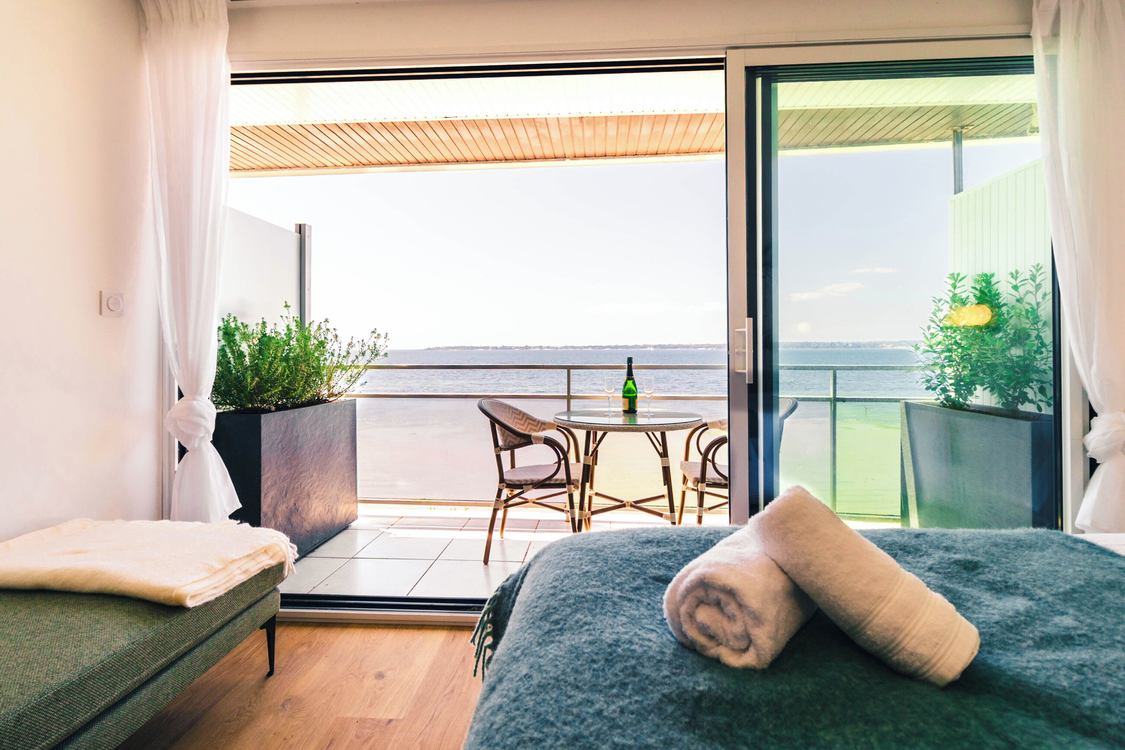 Desk, travel crib, free WiFi, bed sheets