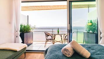 Desk, travel crib, free WiFi, bed sheets