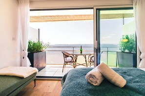 Bureau, lit de bébé portatif, accès au Wi-Fi (inclus), literie fournie