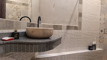 Room, 1 Bedroom, Smoking, Patio | Bilik Mandi