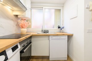 Geladeira, micro-ondas, fogão, lava-louças