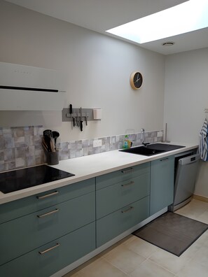 Fridge, microwave, oven, stovetop - Holiday Home in Plouezoc’h with Sea View and Wi-Fi (Plouezoc'h)