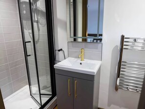 Shower - Beech Cottages (Llanrwst)