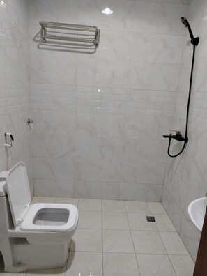 Comfort Double or Twin Room, Park View | Bathroom