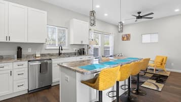 KylskÄp, mikrovÄgsugn, ugn och spishÀll