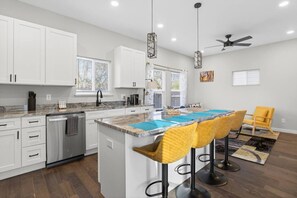 Køleskab, mikrobølgeovn, ovn, kogeplade