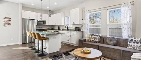 Refrigerador, microondas, horno y parrilla de estufa