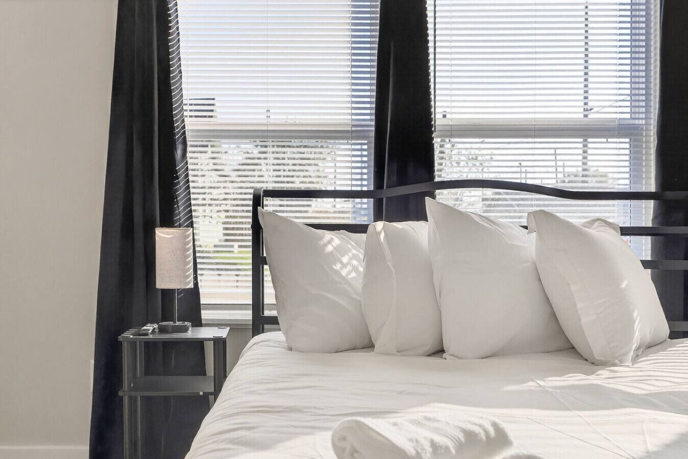 Skrivbord, strykjärn/strykbräda, wi-fi och sängkläder