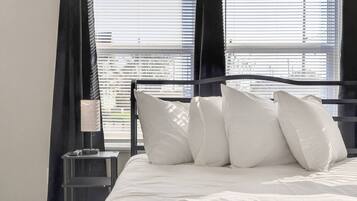 Skrivbord, strykjÀrn/strykbrÀda, wi-fi och sÀngklÀder