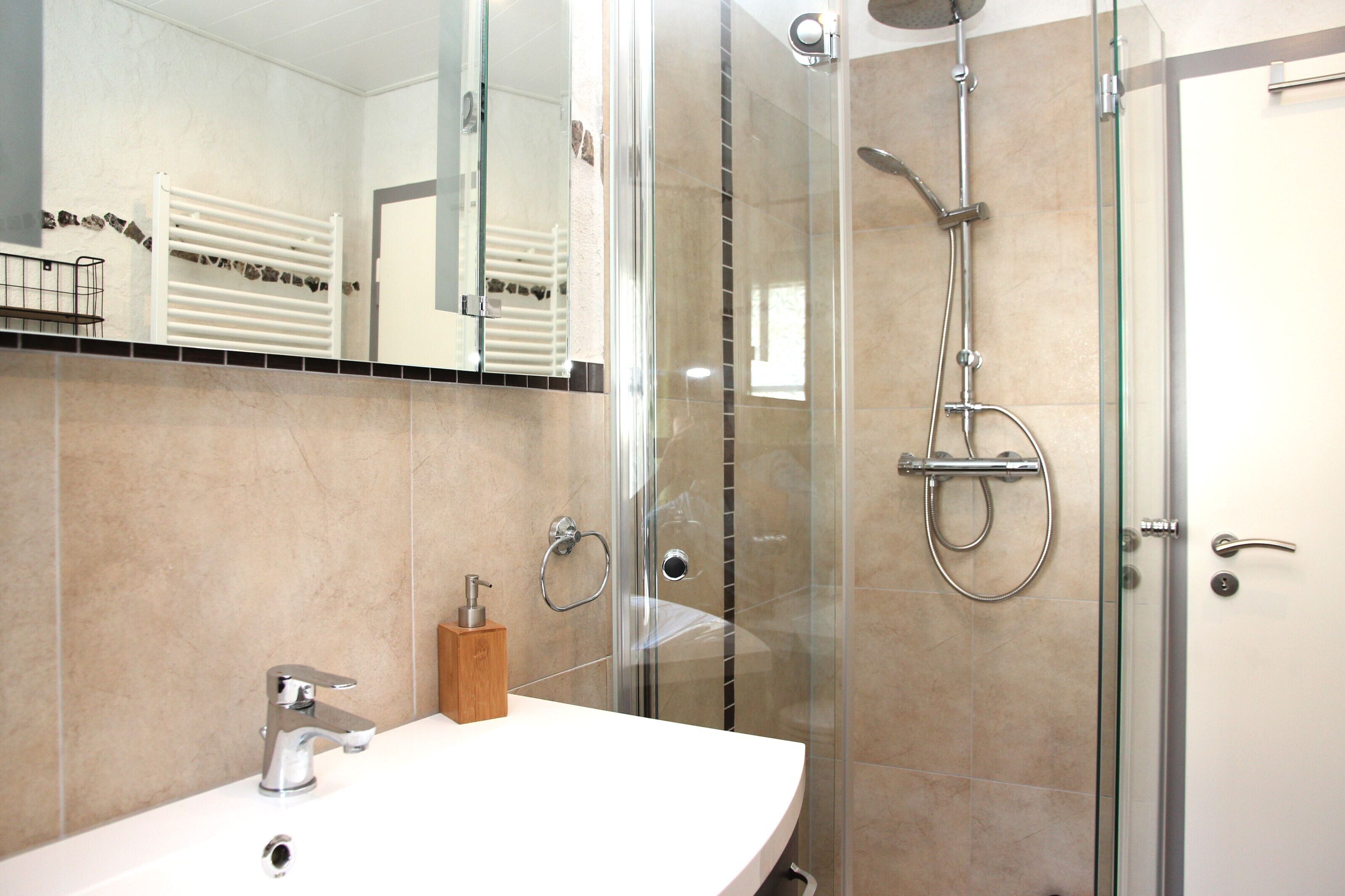 Douche, séchoir à cheveux, serviettes fournies