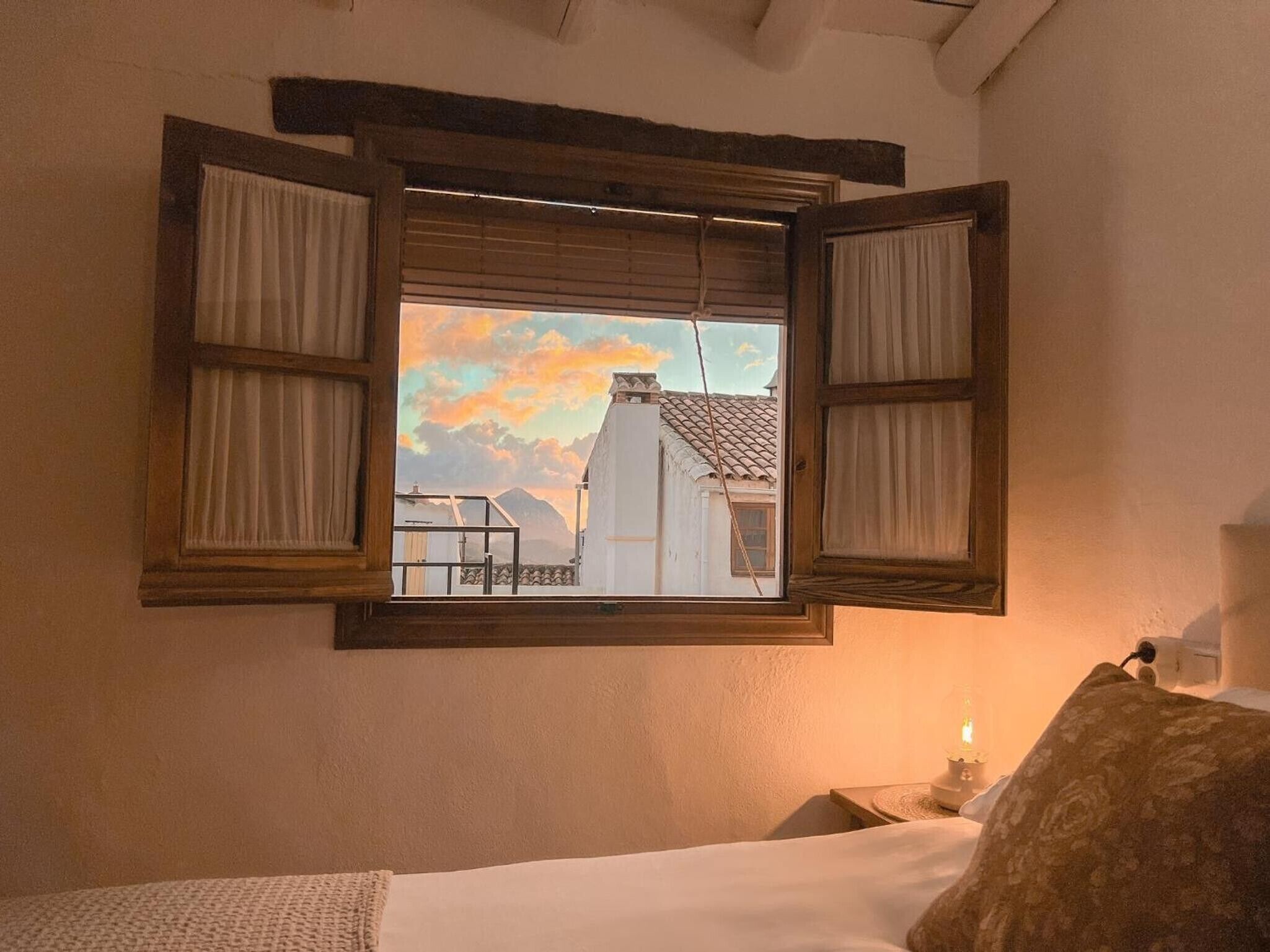 Een strijkplank/strijkijzer, wifi, beddengoed