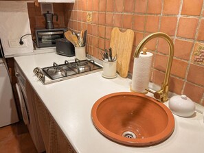 Geladeira, fogão, cooktop, cafeteira/chaleira