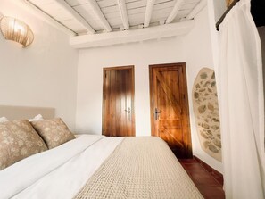 Tabla de planchar con plancha, wifi y ropa de cama 