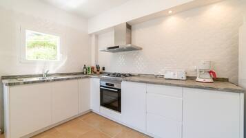 Frigorifero, microonde, forno, piano cottura