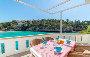 Outdoor dining - Holiday Home 'Sa Barca' with Sea View, Wi-Fi and Air Conditioning (Cala Santanyi - Santanyi)