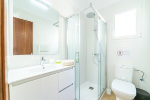 Shower, hair dryer, towels - Holiday Home 'Sa Barca' with Sea View, Wi-Fi and Air Conditioning (Cala Santanyi - Santanyi)