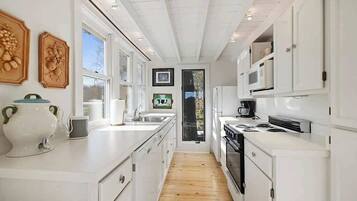 Micro-ondes, four, plaque de cuisson, cafetiĂšre/bouilloire