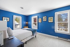 Desk, iron/ironing board, WiFi, bed sheets