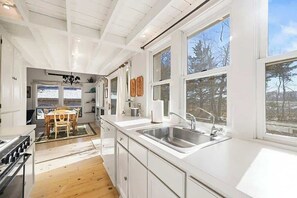 Micro-ondes, four, plaque de cuisson, cafetière/bouilloire