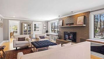 Télévision, cheminée