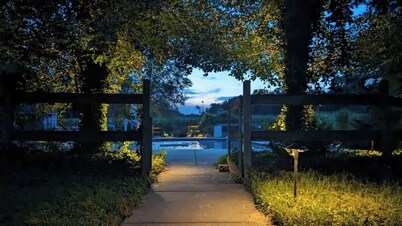 33 Acre Berrywood Farm, 3 Home Retreat with Pool