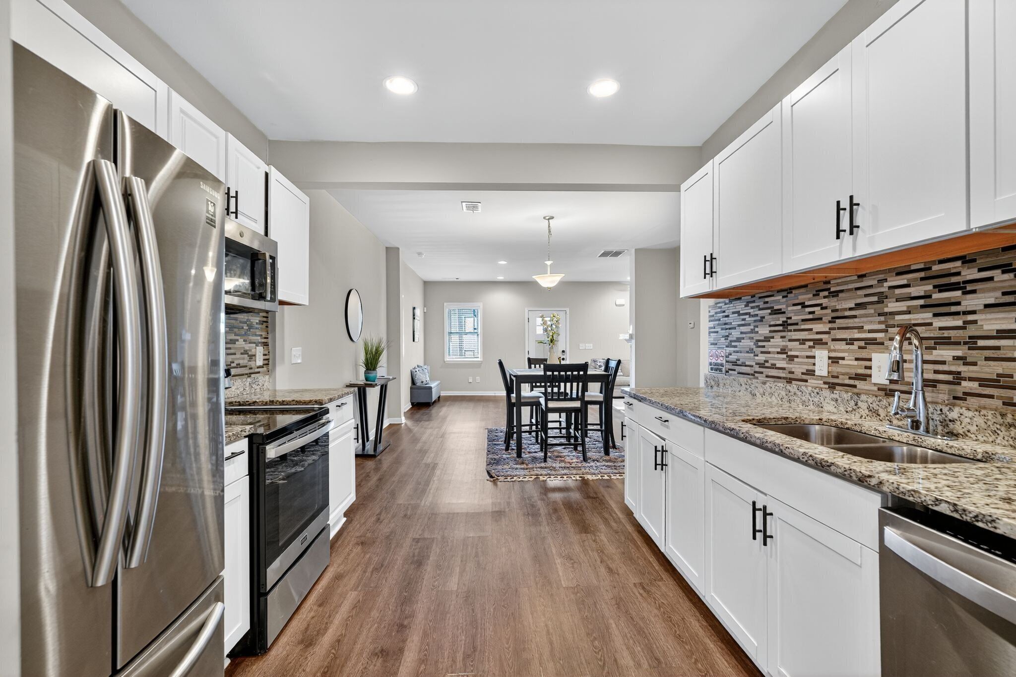 Een koelkast, een magnetron, een oven, een vaatwasser