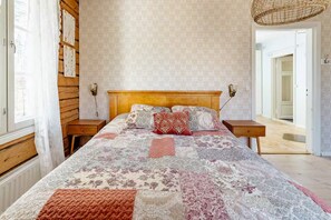 Tabla de planchar con plancha, wifi y ropa de cama 