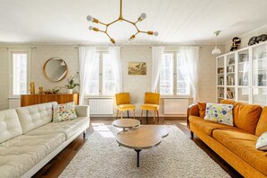 Living area - Large villa by a small river (Hameenlinnan seutukunta)