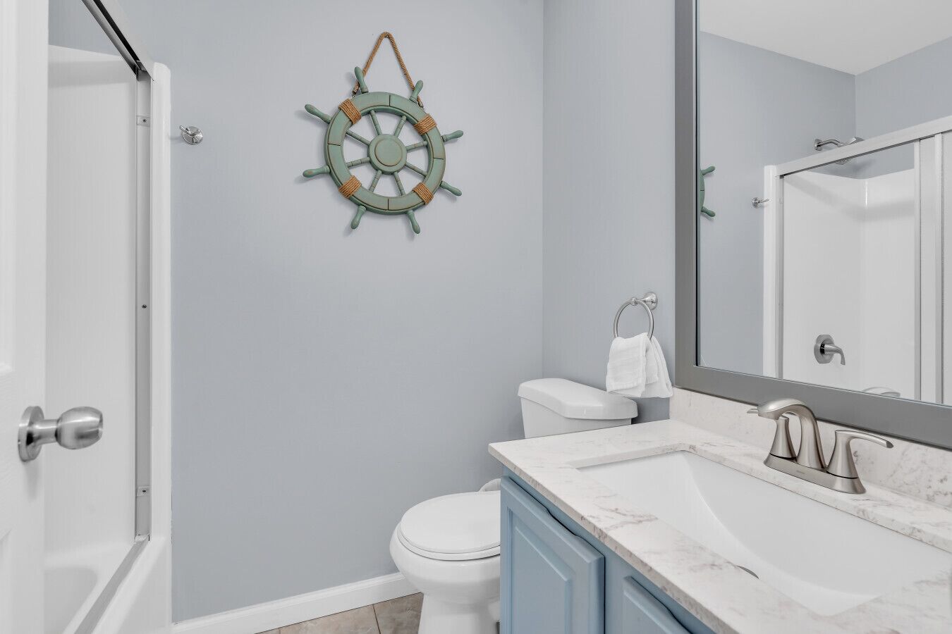 Une salle de bain avec des toilettes, un lavabo et un miroir.