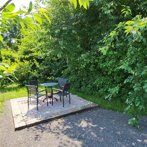 Outdoor dining - Charming 4-person apartment with rural atmosphere near forest and heathland (Diever)