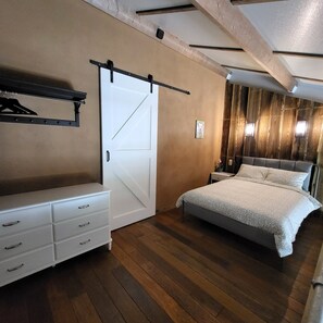 In-room safe, free WiFi, bed sheets