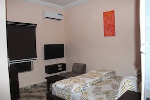 Iron/ironing board, free WiFi - FOLKS APARTMENT (Lagos)