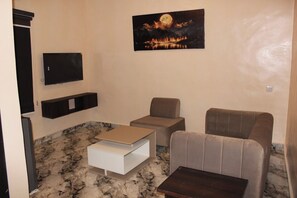 Suite, City View | Living area